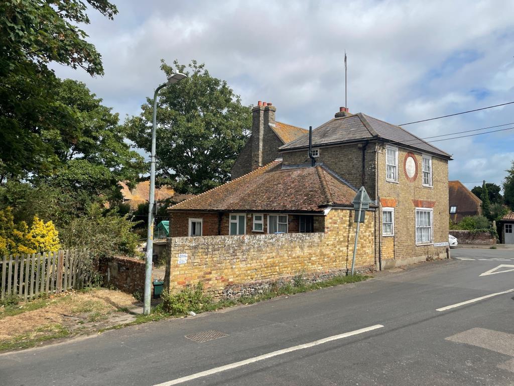 Lot: 158 - THREE-BEDROOM HOUSE FOR IMPROVEMENT -